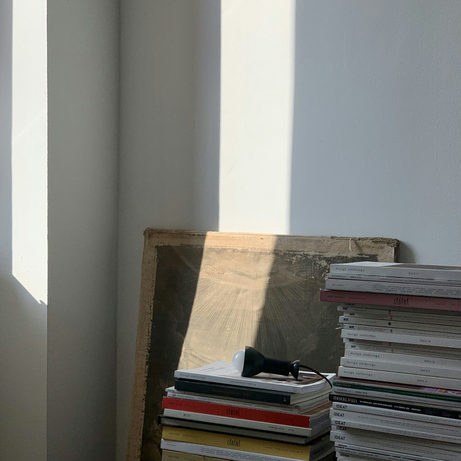 自然光下的木桌與古書（形象照到位前的暫代圖）